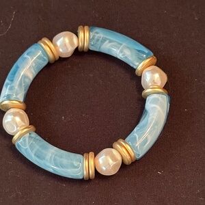 NEW PLUNDER Beautiful marbled-sky blue bracelet, pearl-like beads, hint of gold